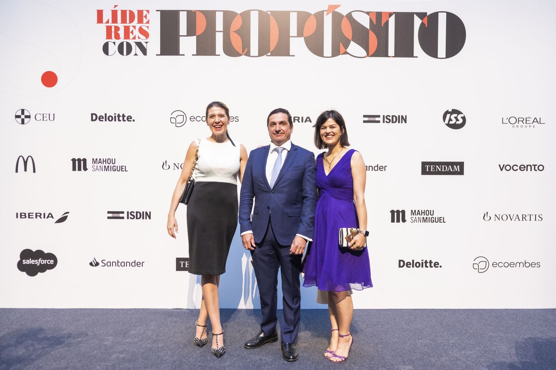 Pablo Rodríguez Añino, vicepresidente de Salesforce, con su equipo