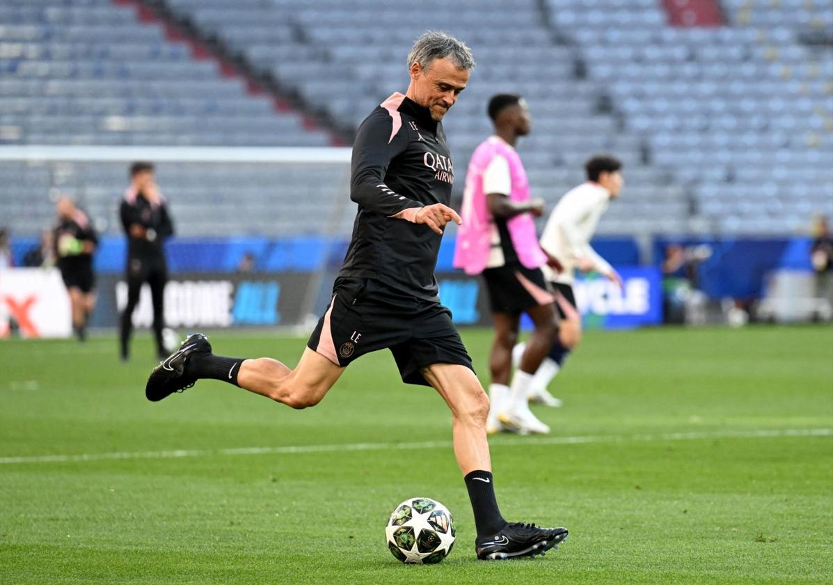 Luis Enrique golpea el balón durante el entrenamiento que el PSG llevó a cabo este viernes en el Allianz Arena.
