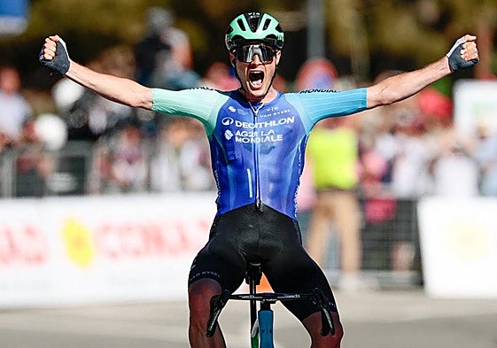 Nicolas Prodhomme celebra su victoria en la 19ª etapa del Giro.