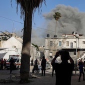 Columna de humo tras el impacto de una bomba israelí en Gaza.
