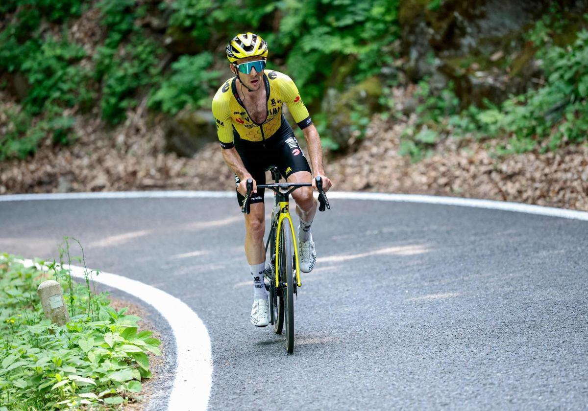 Yates attacked at Finestre, with 50 kilometres remaining to the finish line