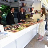 La reina Letizia, en una de las casetas el viernes junto a la directora de la Feria del Libro de Madrid, Eva Orúe.