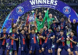 Marquinhos levanta la primera Champions del PSG.