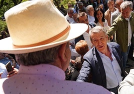 Feijóo saluda a los vecinos el pasado domingo en la romería de O Pino, en A Coruña