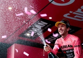 Simon Yates, con la maglia rosa en el podio.