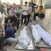 Los bombardeos continúan sobre Gaza. En la imagen, cadáveres de los últimos fallecidos.