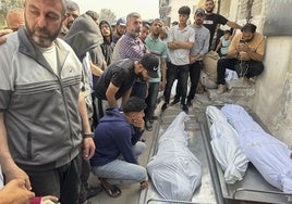 Los bombardeos continúan sobre Gaza. En la imagen, cadáveres de los últimos fallecidos.