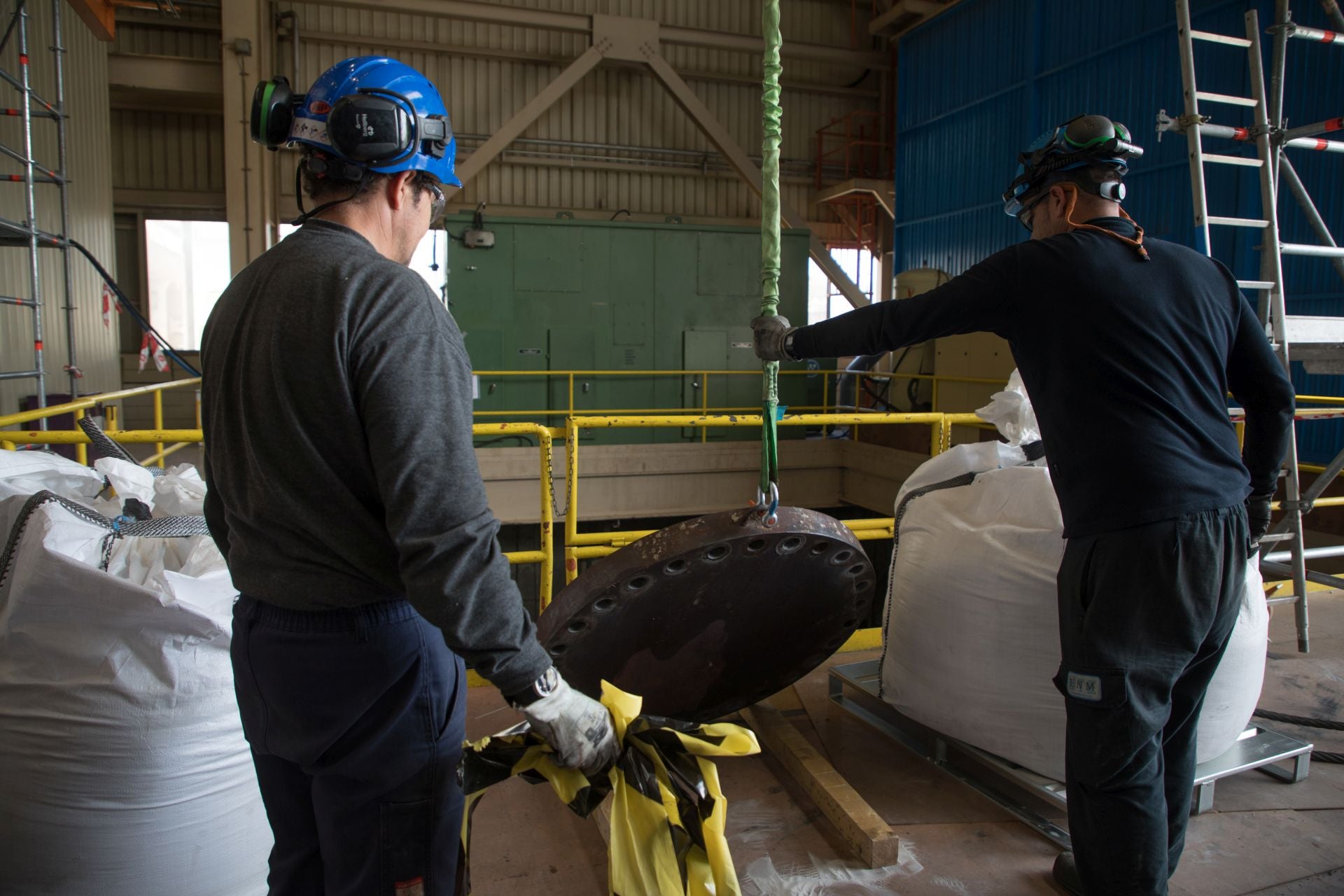 Dos hombres trabajan en las operaciones de mantemiento.