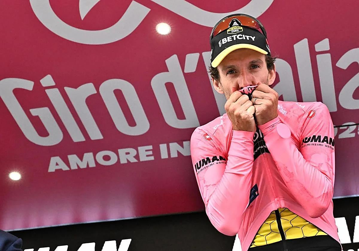 Simon Yates besa el maillot rosa que consiguió el sábado, cuando se lució en la etapa reina del Giro