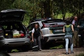 La Guardia Civil, en el lugar donde apareció el vehículo quemado con los dos cuerpos en el interior.