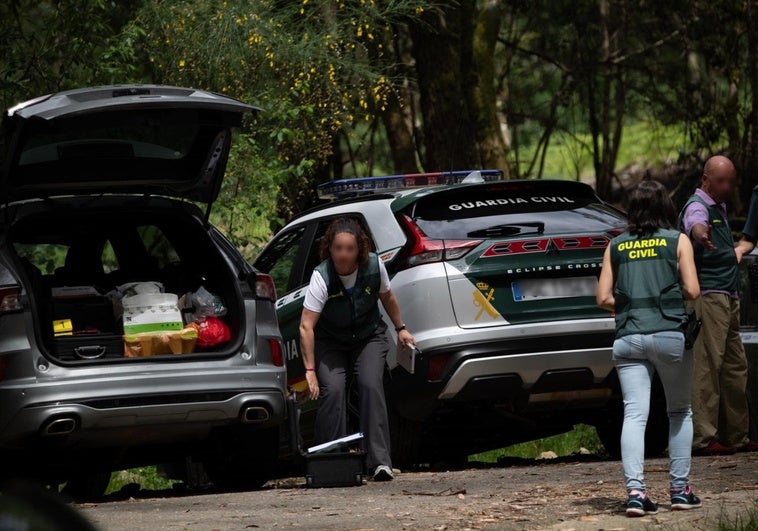 Aparecen dos cadáveres calcinados en el interior de un vehículo en un pueblo de Pontevedra