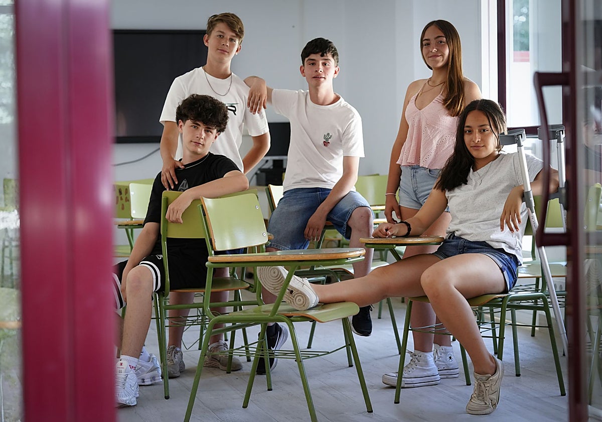 Ainhoa, con muleta, y algunos de los amigos que salvaron de morir ahogada a una mujer en Irlanda.