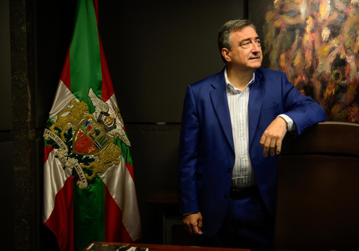 El nuevo jefe de filas del PNV, su portavoz en el Congreso dos décadas, en la sede central en Bilbao.