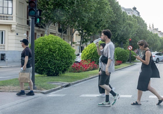 Un joven se refresca en Madrid, donde el termómetro superó los 35ºC.