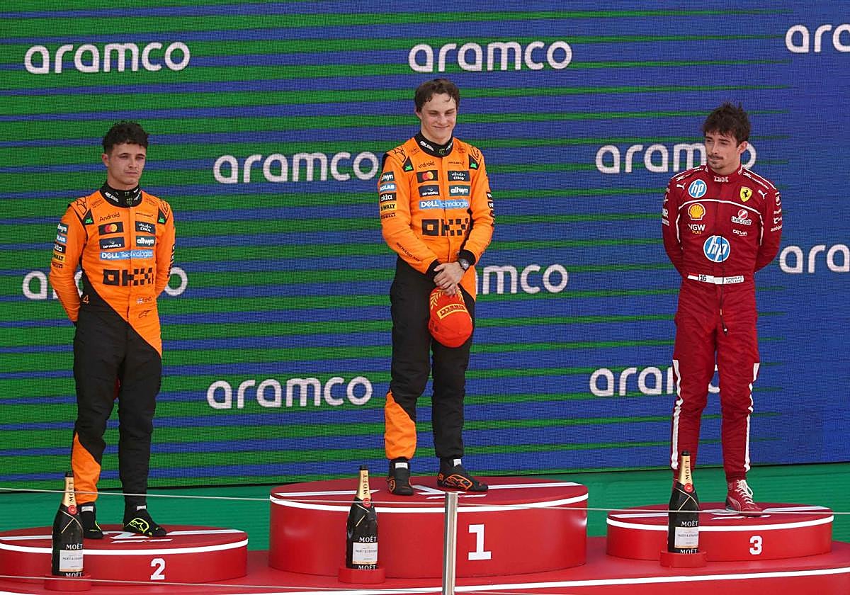 Oscar Piastri, entre Lando Norris y Charles Leclerc, en el podio del circuito de Montmeló.