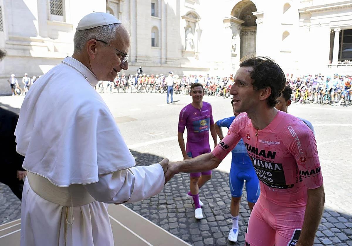 El papa León XIV saluda al ganador del Giro, Simon Yates, antes de la última etapa.