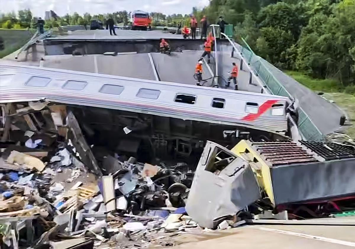 Rescatistas rusos trabajando en el distrito de Vigonichski tras el colapso de un puente.