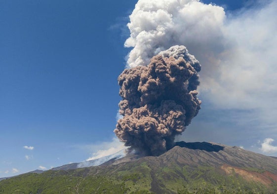 Una enorme columna de humo se eleva sobre el cráter del Etna.