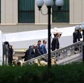 La delegación ucraniana llega al palacio gubernamental en Estambul donde se desarrollan las negociaciones.
