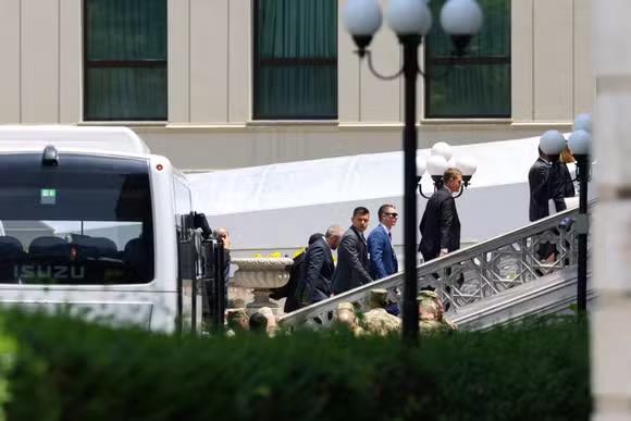 La delegación ucraniana llega al palacio gubernamental en Estambul donde se desarrollan las negociaciones.