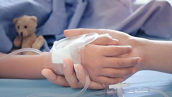 Amonestan a un pediatra de Bilbao por cuidar a una niña terminal fuera del horario laboral