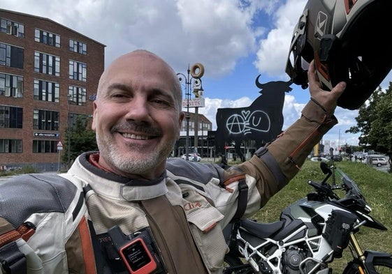 Julio se hace un selfi ante el toro de Osborne de Copenhague, que visitó en 2024.