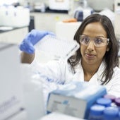Una investigadora trabaja en un laboratorio farmacéutico.
