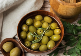 Un truco con aceitunas y sus huesos para mejorar la microbiota de tu boca