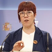 La portavoz de Compromís, Águeda Micó, habla con Yolanda Díaz antes de la sesión de control al Gobierno de la semana pasada.