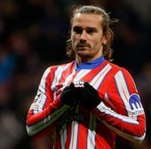 Antoine Griezmann presume del escudo del Atlético.