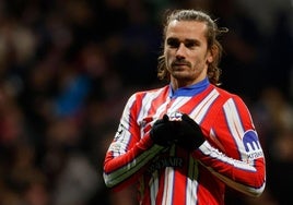 Antoine Griezmann presume del escudo del Atlético.