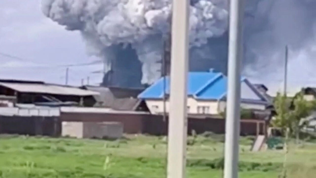 Humo provocado por una de las explosiones en el distrito de Usolsky, región de Irkutsk,