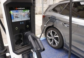 Un coche eléctrico en la estación de carga.