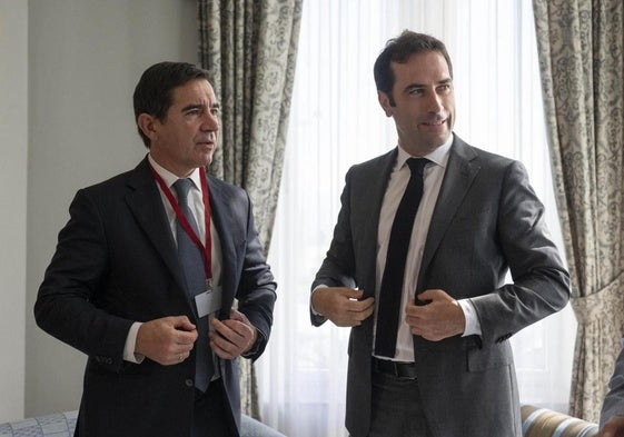 El ministro de Economía, Carlos Cuerpo, con el presidente de BBVA, Carlos Torres, en un foro financiero en 2024.