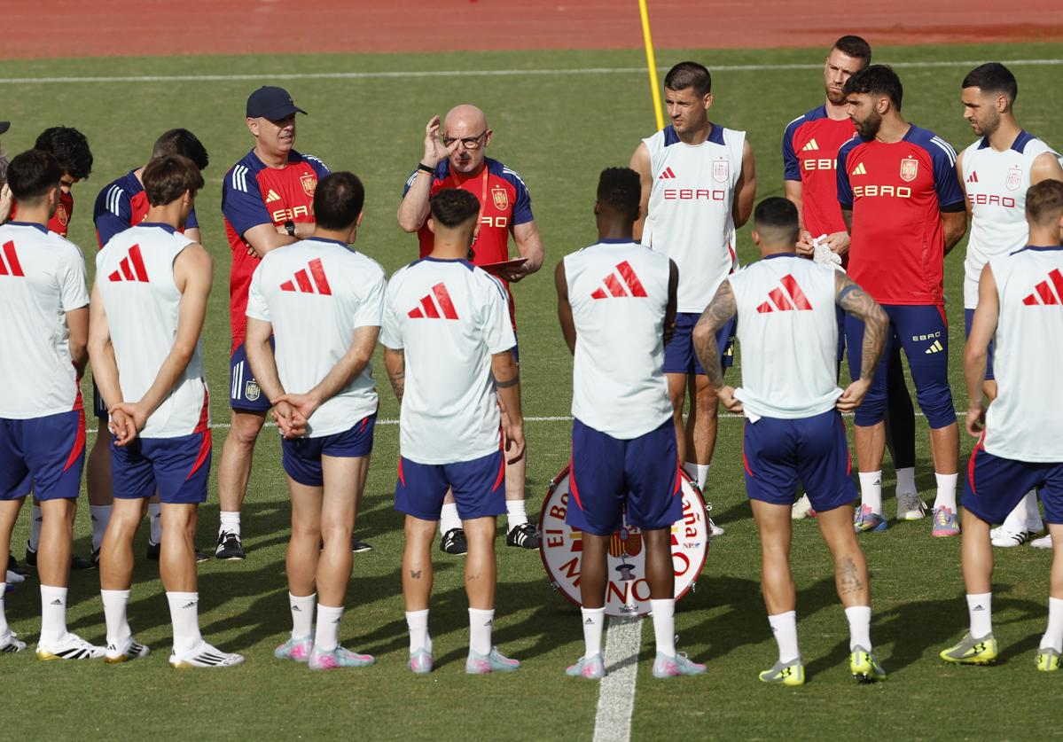 Luis de la Fuente se dirige a los internaciones españoles durante un entrenamiento de la selección española.