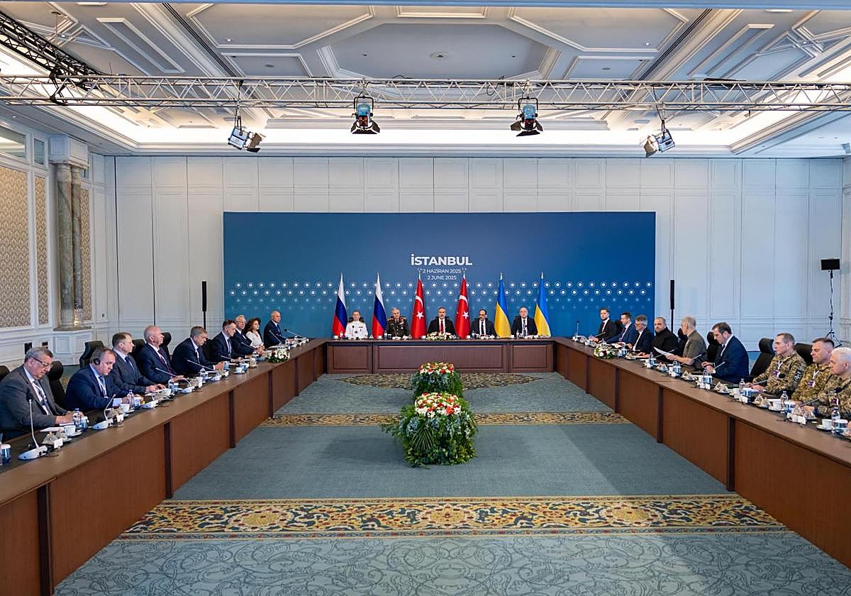 Las delegaciones rusa y ucraniana, con algunos de sus miembros vestidos de uniforme, volvieron a sentarse este lunes en la mesa de diálogo de Estambul.