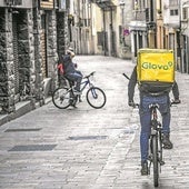 Un repartidor de Glovo en el Casco Viejo de Bilbao.