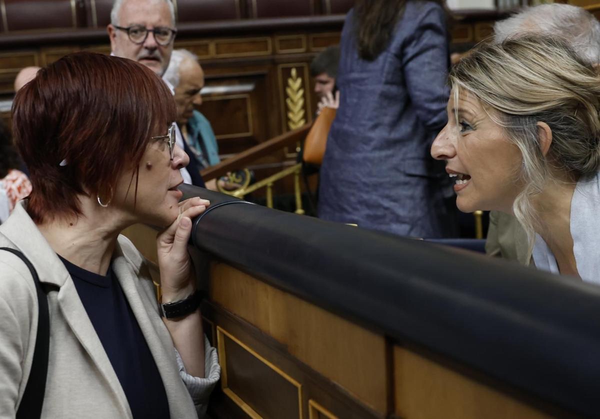 La portavoz de Compromís, Águeda Micó, habla con Yolanda Díaz antes de la sesión de control al Gobierno de la semana pasada.