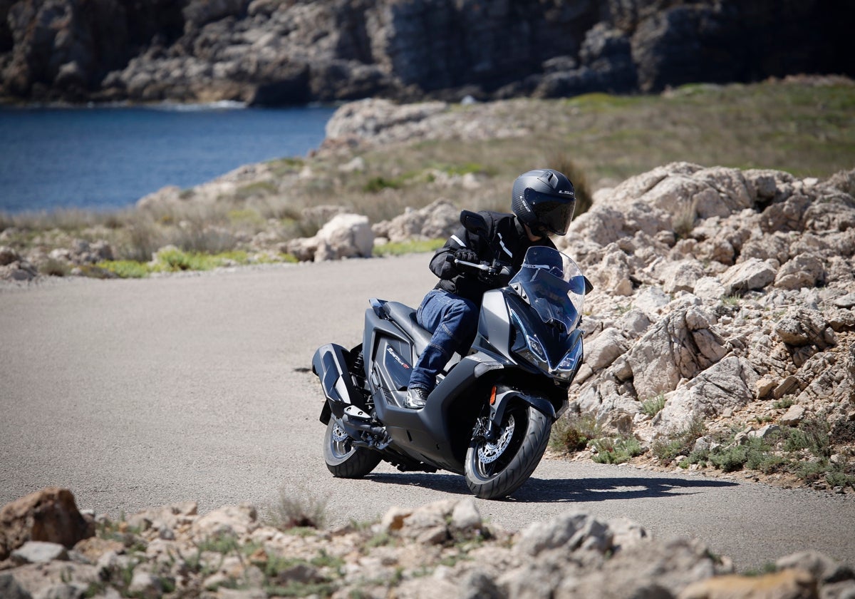Prueba kymco super dink gt 350: el megascooter pródigo regresa con más dinamismo y mejor precio | la verdad