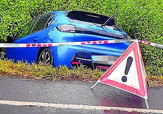 El vehículo se salió de la calzada por causas que se investigan.