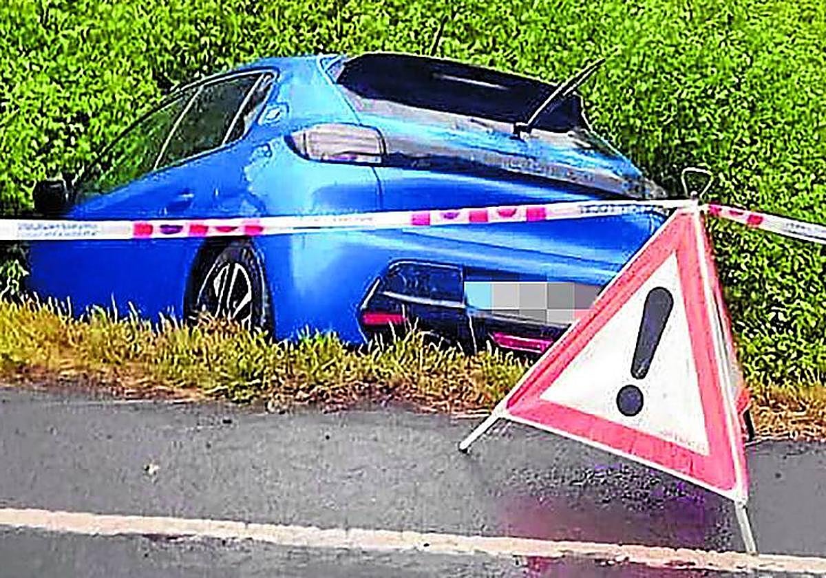El vehículo se salió de la calzada por causas que se investigan.