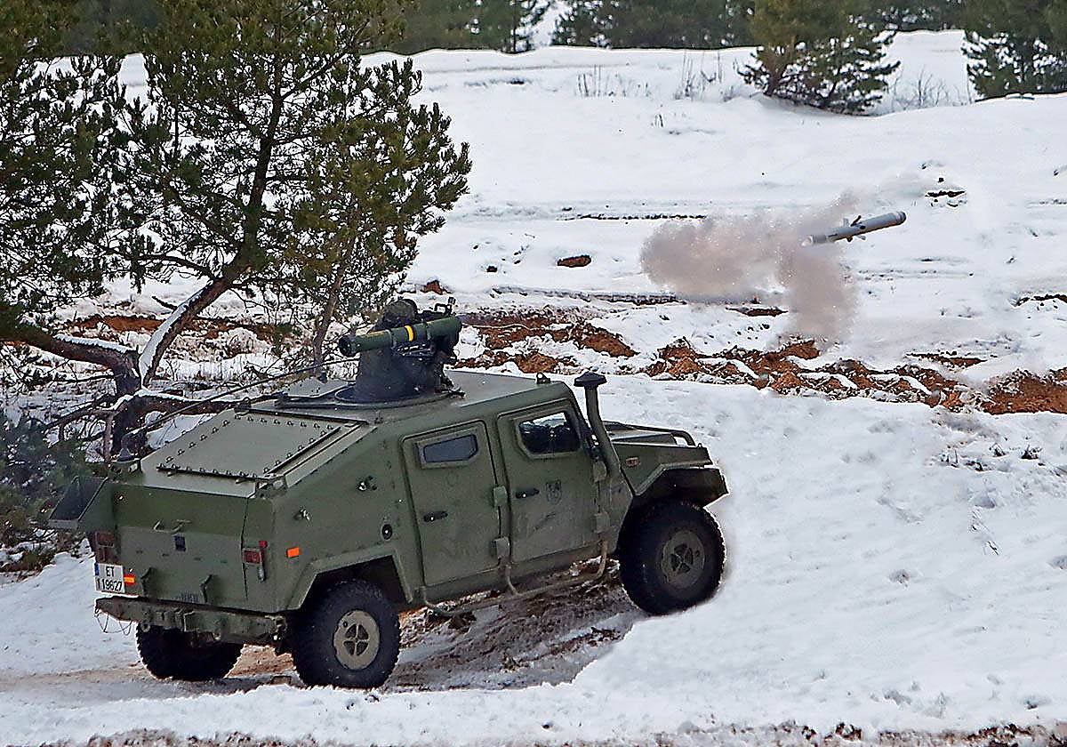 Un tirador del Ejército de Tierra lanzando un misil contracarro Spike.