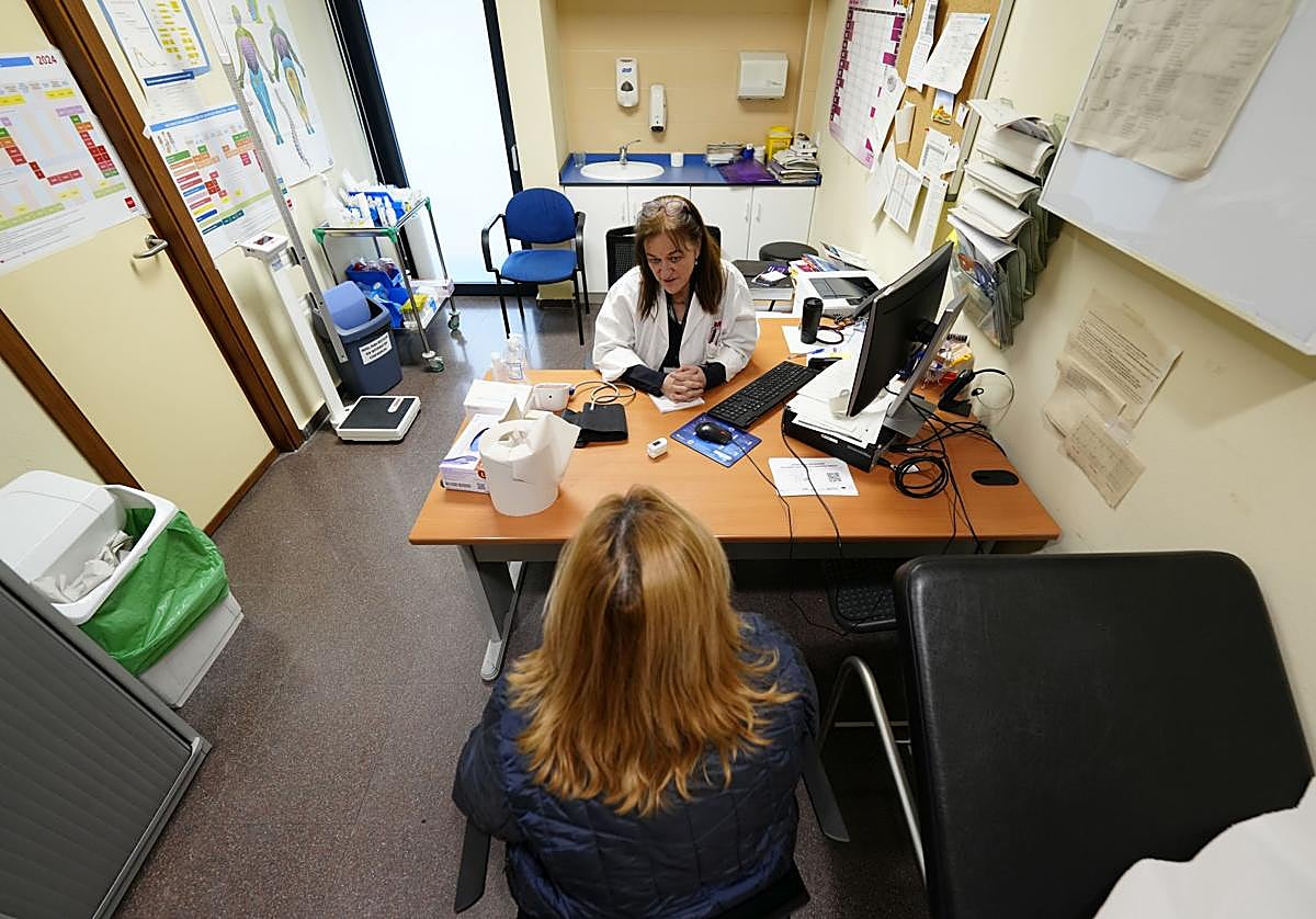 Un médico atiende a un paciente en un centro de salud.