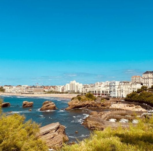 Esta es la ciudad donde se inventó el surf europeo: está en el norte de España y es el destino más cool del Atlántico