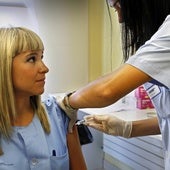 Profesionales de un centro de salud se vacunan contra la gripe.
