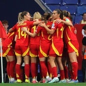 Las jugadoras españolas celebran uno de los dos goles de Claudia Pina.