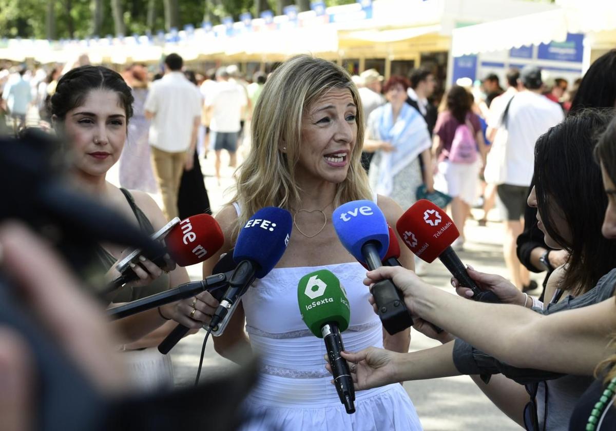 Yolanda Díaz durante su visita a la Feria del Libro de Madrid el pasado sábado.