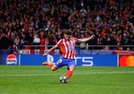 Julián Álvarez lanza el penalti que se le anuló en el derbi de Champions contra el Real Madrid.