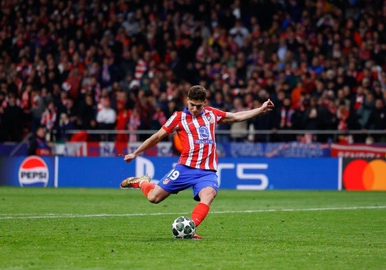 Julián Álvarez lanza el penalti que se le anuló en el derbi de Champions contra el Real Madrid.