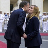 Saludo entre Giorgia Meloni y Emmanuel Macron.